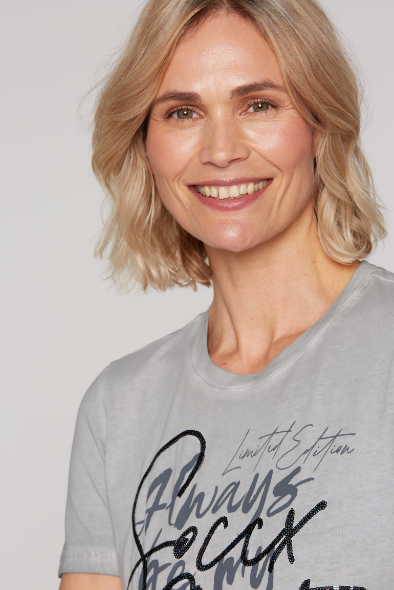 T-Shirt Inside Oil Dyed mit Pailletten-Wording
