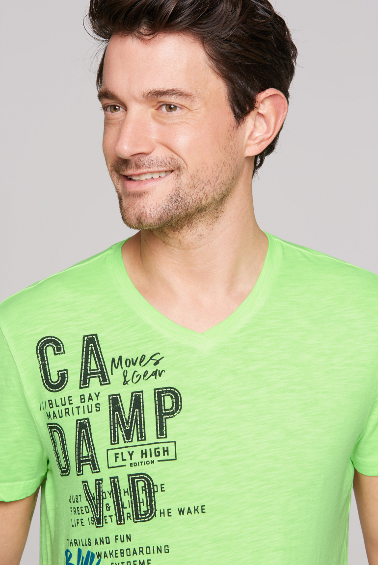 T-Shirt Inside Oil Dyed mit V-Neck und Print