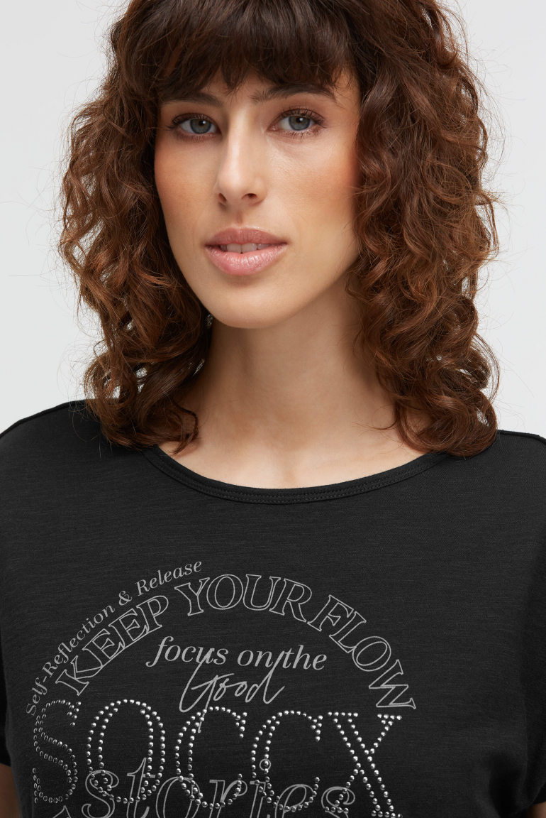 T-Shirt mit Artwork aus Schmucksteinen