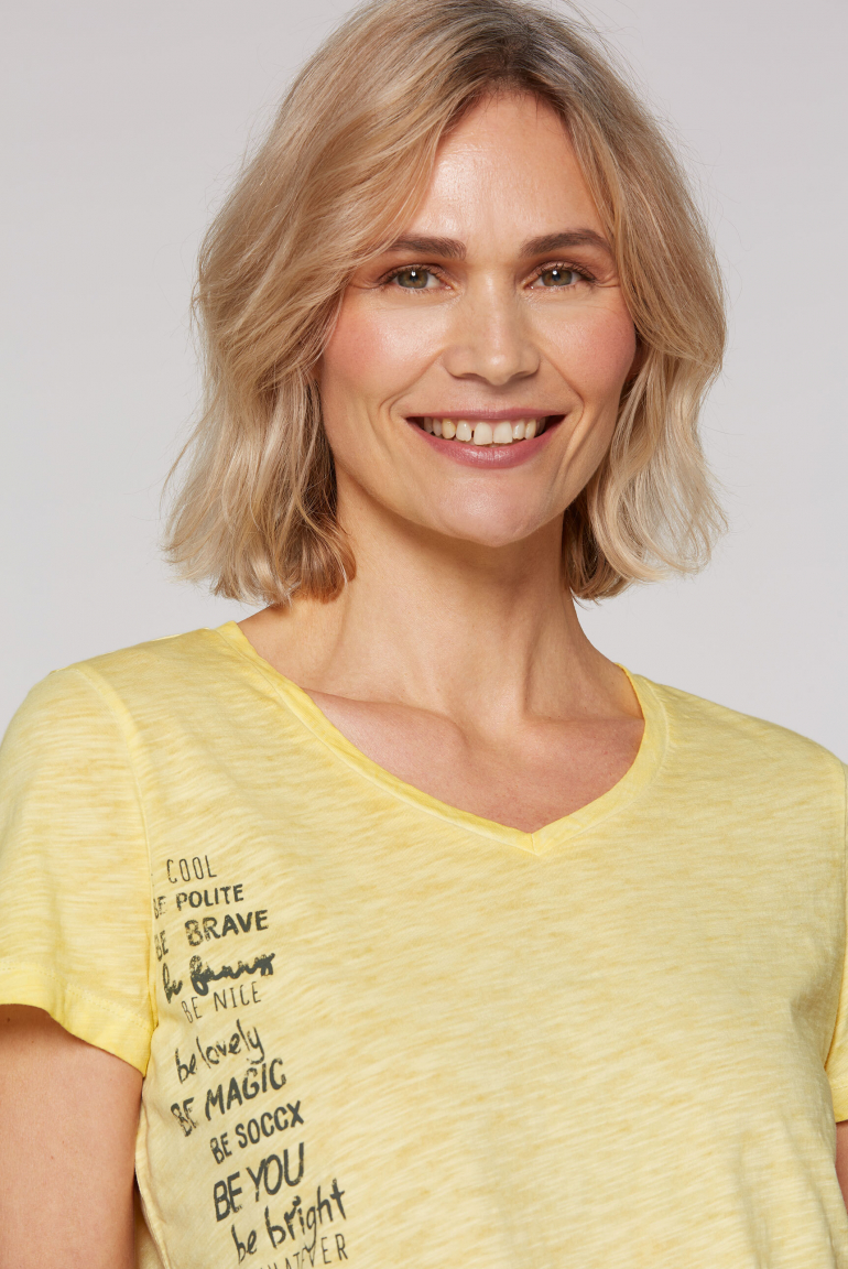 T-Shirt mit Gummizugsaum und Label Print