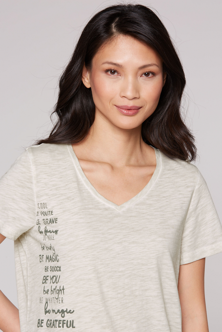 T-Shirt mit Gummizugsaum und Label Print