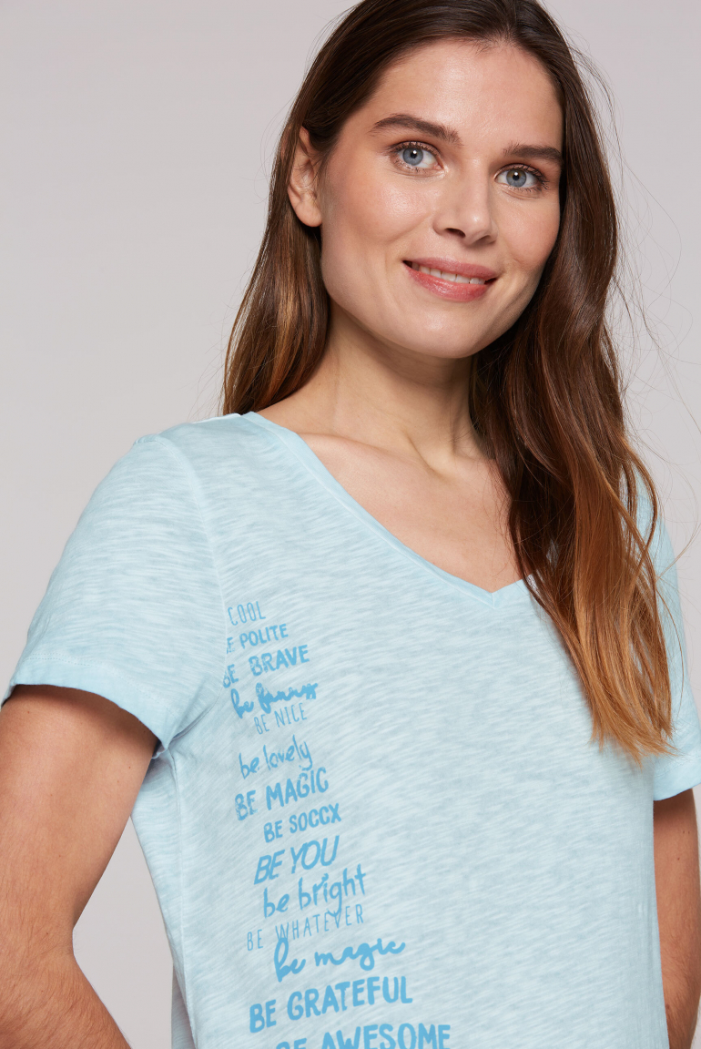T-Shirt mit Gummizugsaum und Label Print