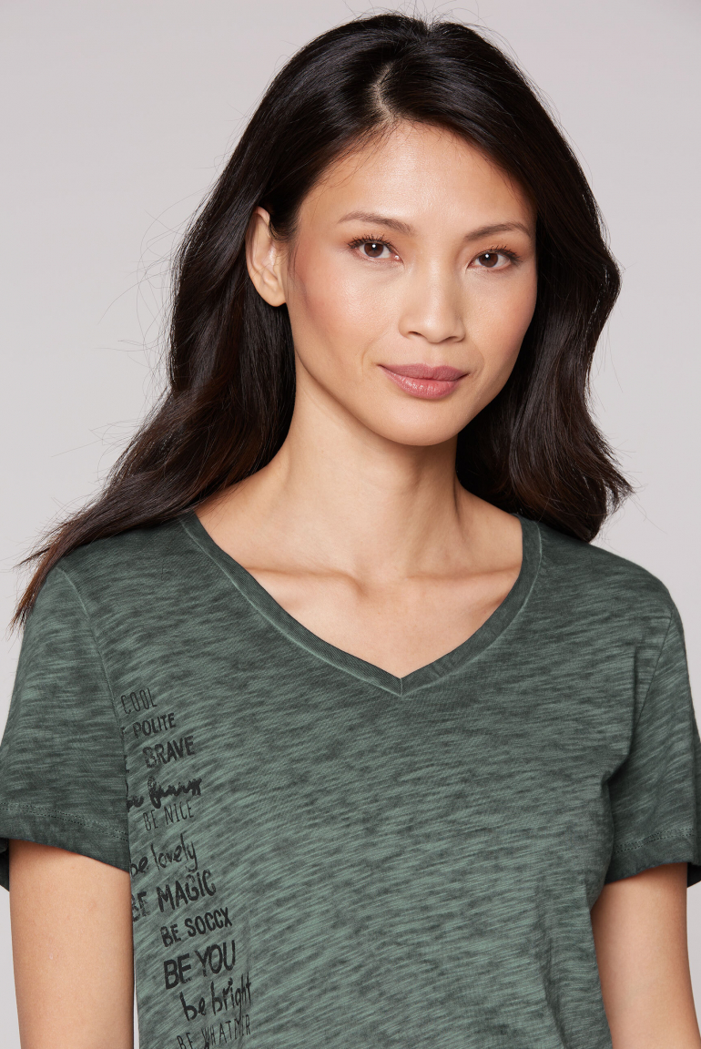 T-Shirt mit Gummizugsaum und Label Print
