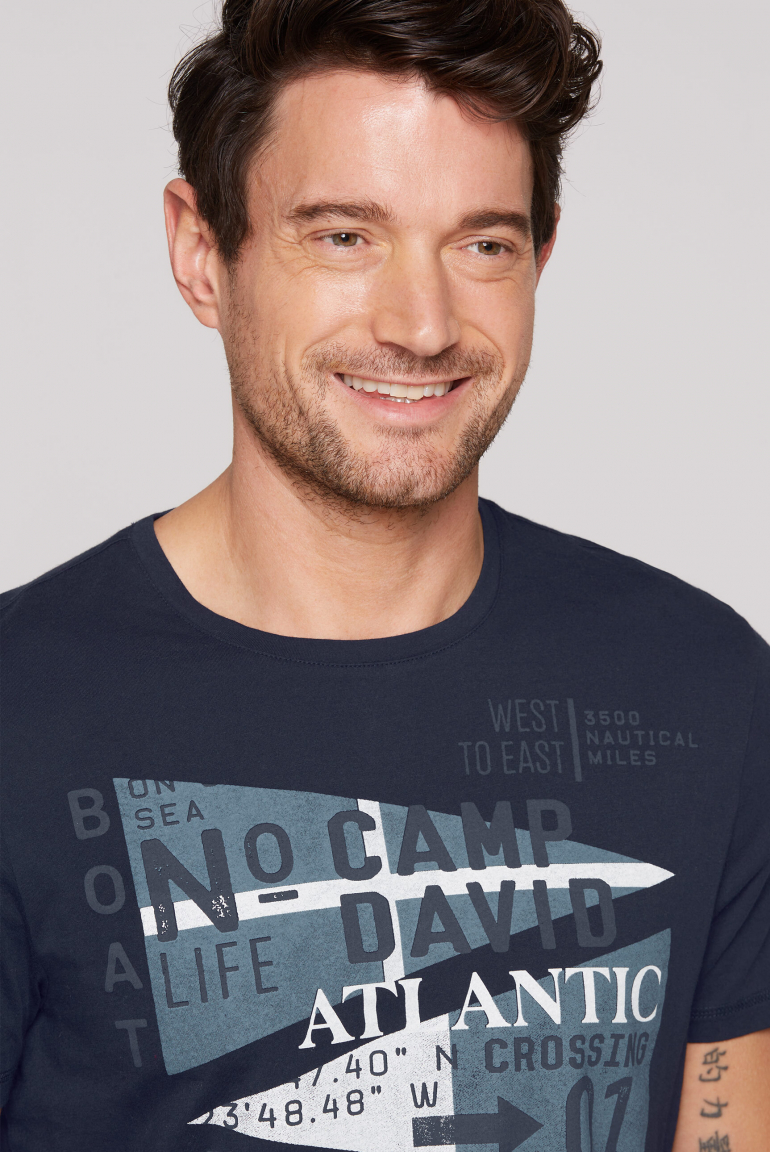 T-Shirt mit Label Prints