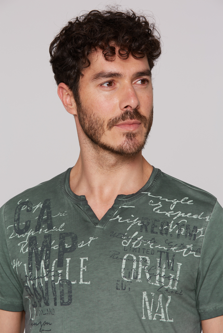 T-Shirt mit Label Prints im Used Look