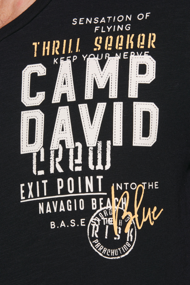 T-Shirt mit V-Neck und Logo Print