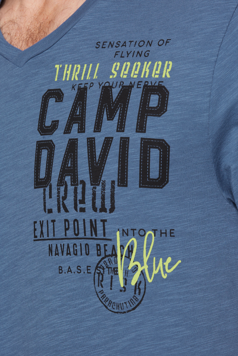 T-Shirt mit V-Neck und Logo Print