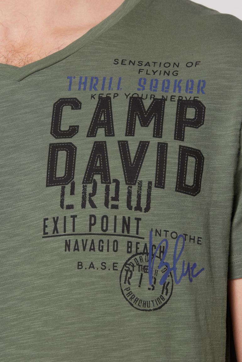 T-Shirt mit V-Neck und Logo Print
