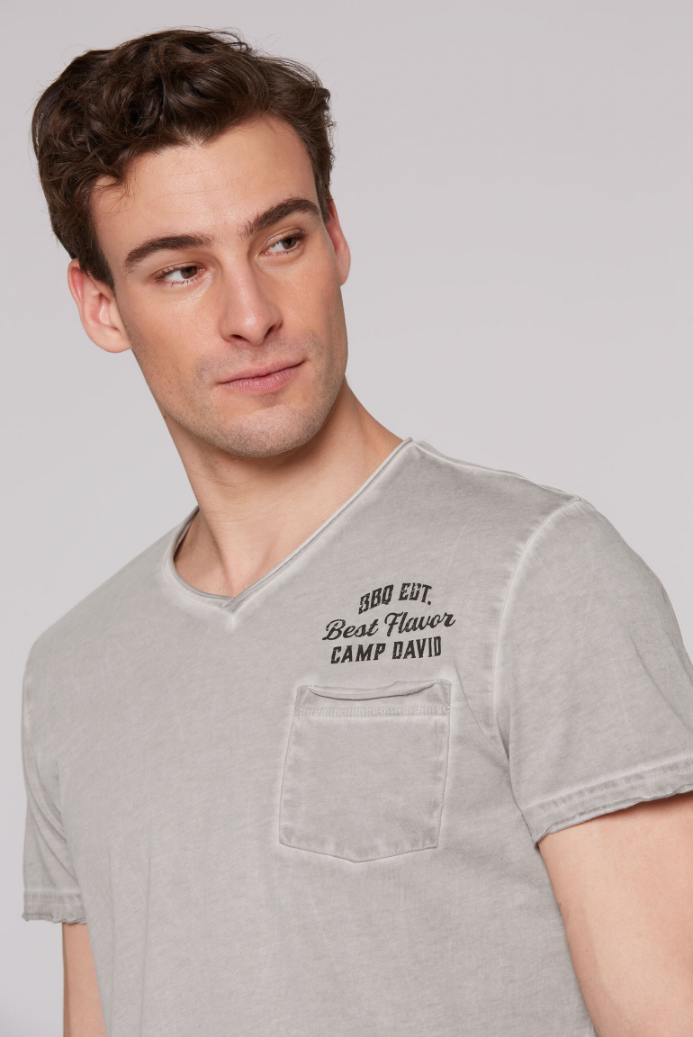 V-Shirt mit Brusttasche und Backprint