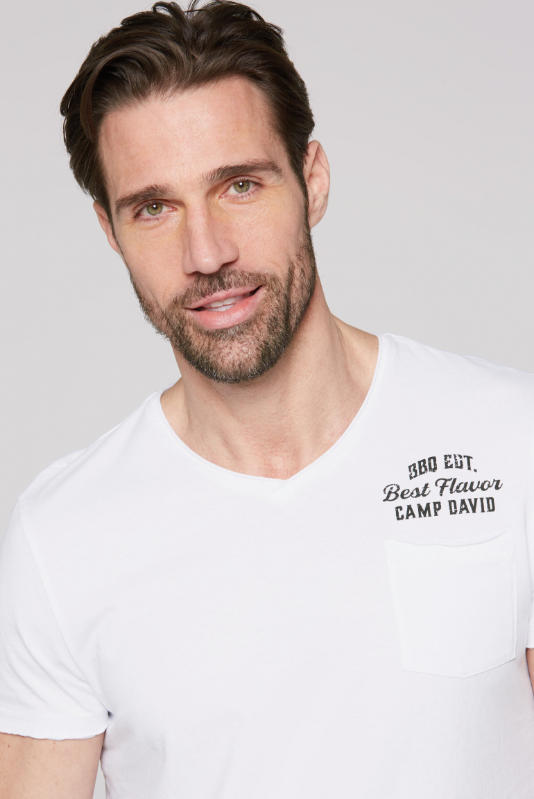 V-Shirt mit Brusttasche und Backprint