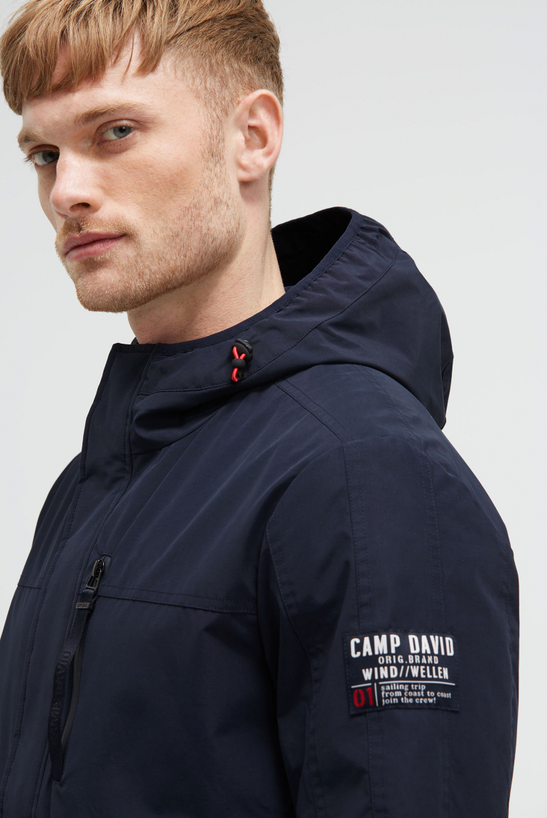 Wind- und Wetterjacke mit Kapuze