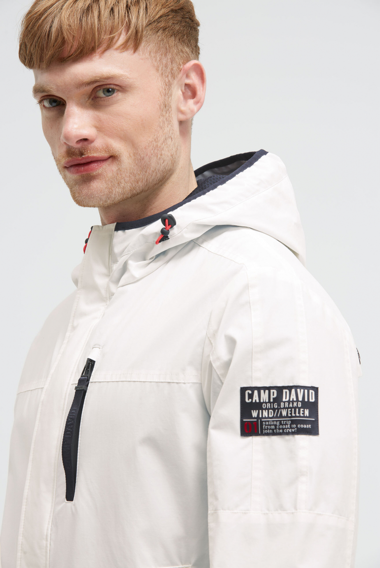 Wind- und Wetterjacke mit Kapuze