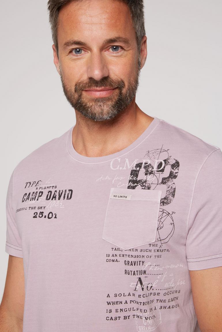 | T-Shirt mit CAMP Logo Brusttasche french SOCCX & und violet Prints DAVID