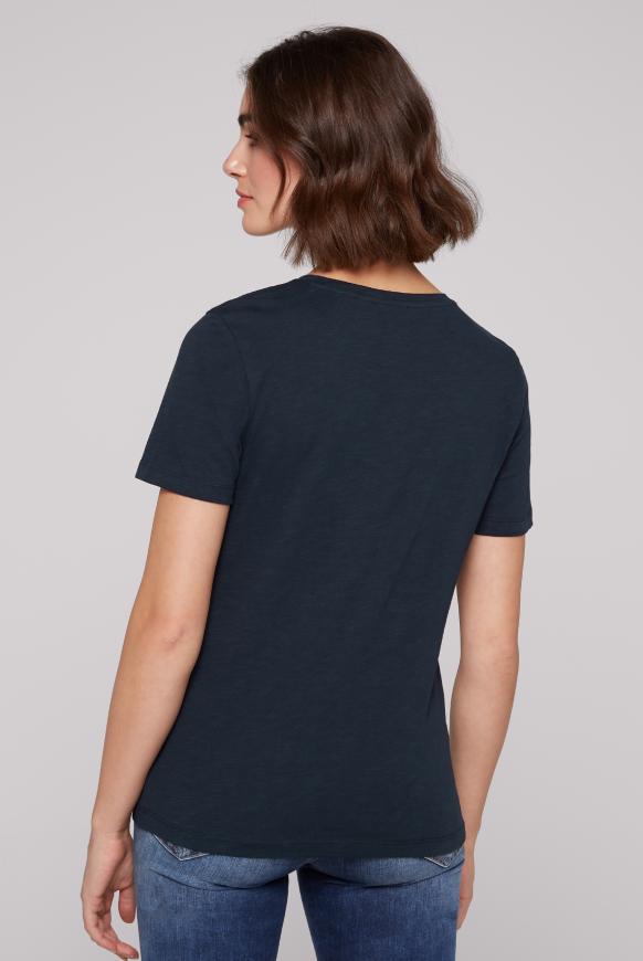 Basic T-Shirt mit V-Ausschnitt und Logo