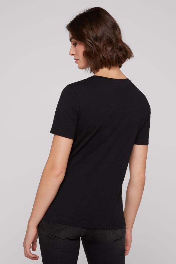 Basic T-Shirt mit V-Ausschnitt und Logo