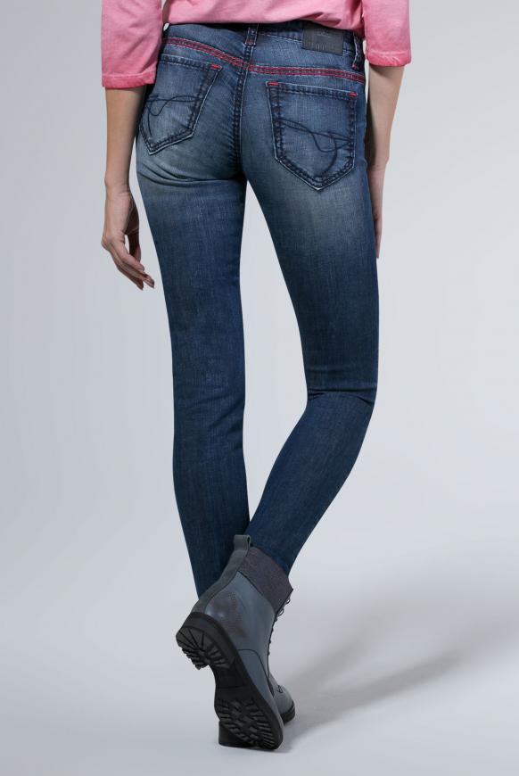 Jeans HE:DI mit Used-Optik und farbigen Steppnähten