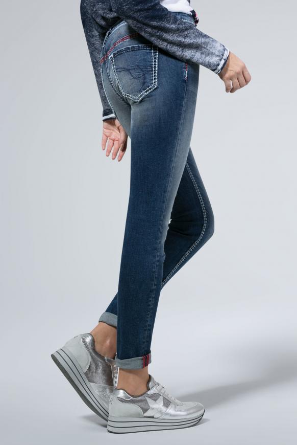 Jeans KA:RA mit Used-Waschung und farbigen Nähten