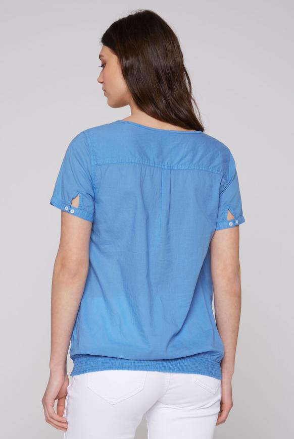 Kurzärmelige Serafino-Bluse mit Print