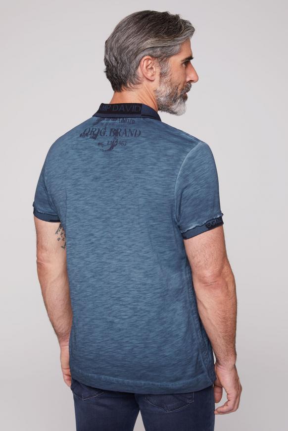 Polo mit Logo-Design an Kragen und Ärmeln