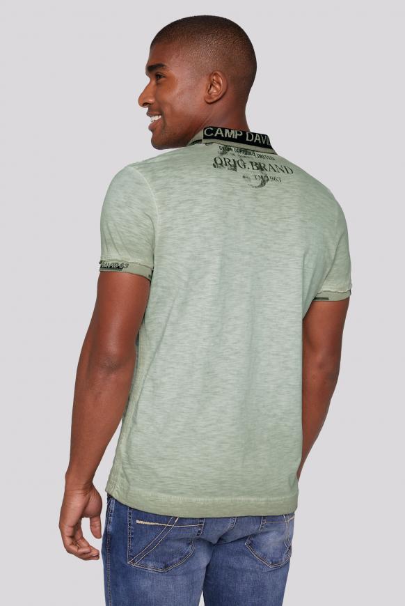 Polo mit Logo-Design an Kragen und Ärmeln