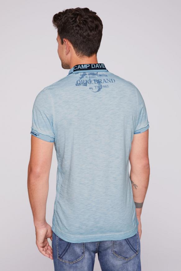 Polo mit Logo-Design an Kragen und Ärmeln