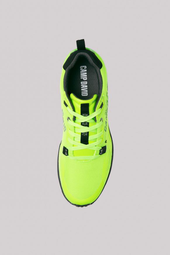 Sneaker mit Textil-Struktur und Logo Design