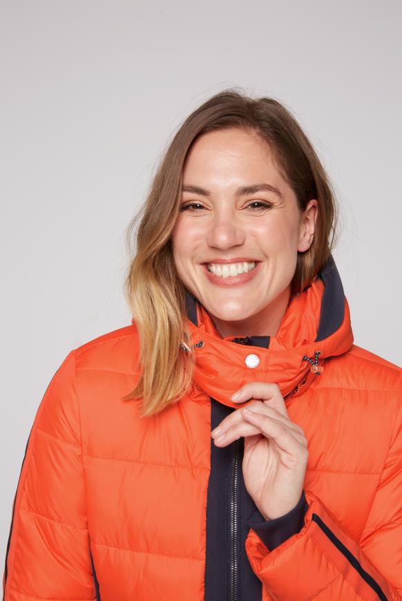Steppjacke mit geprägten Logo Artworks