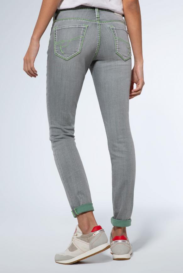 Stretchjeans KA:RA mit breiten Kontrastnähten