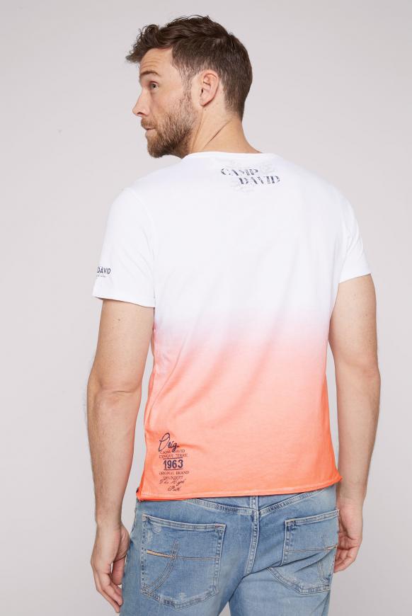 T-Shirt Dip Dye mit Label Prints