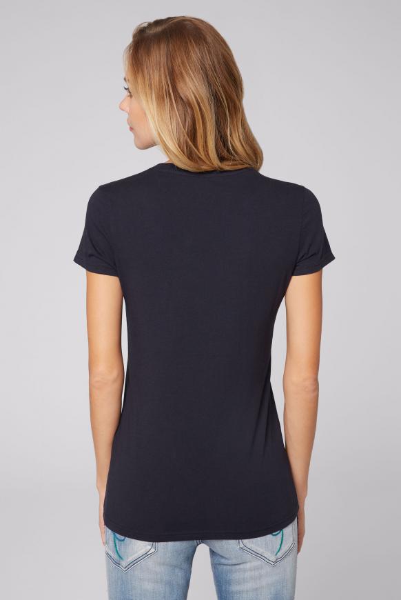 T-Shirt mit V-Ausschnitt und Label Print