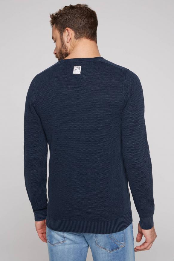 V-Pullover mit Strickmuster und Patches