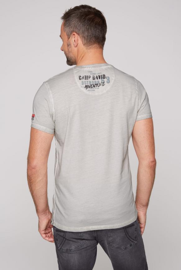 V-Shirt mit Used-Optik und Label Prints