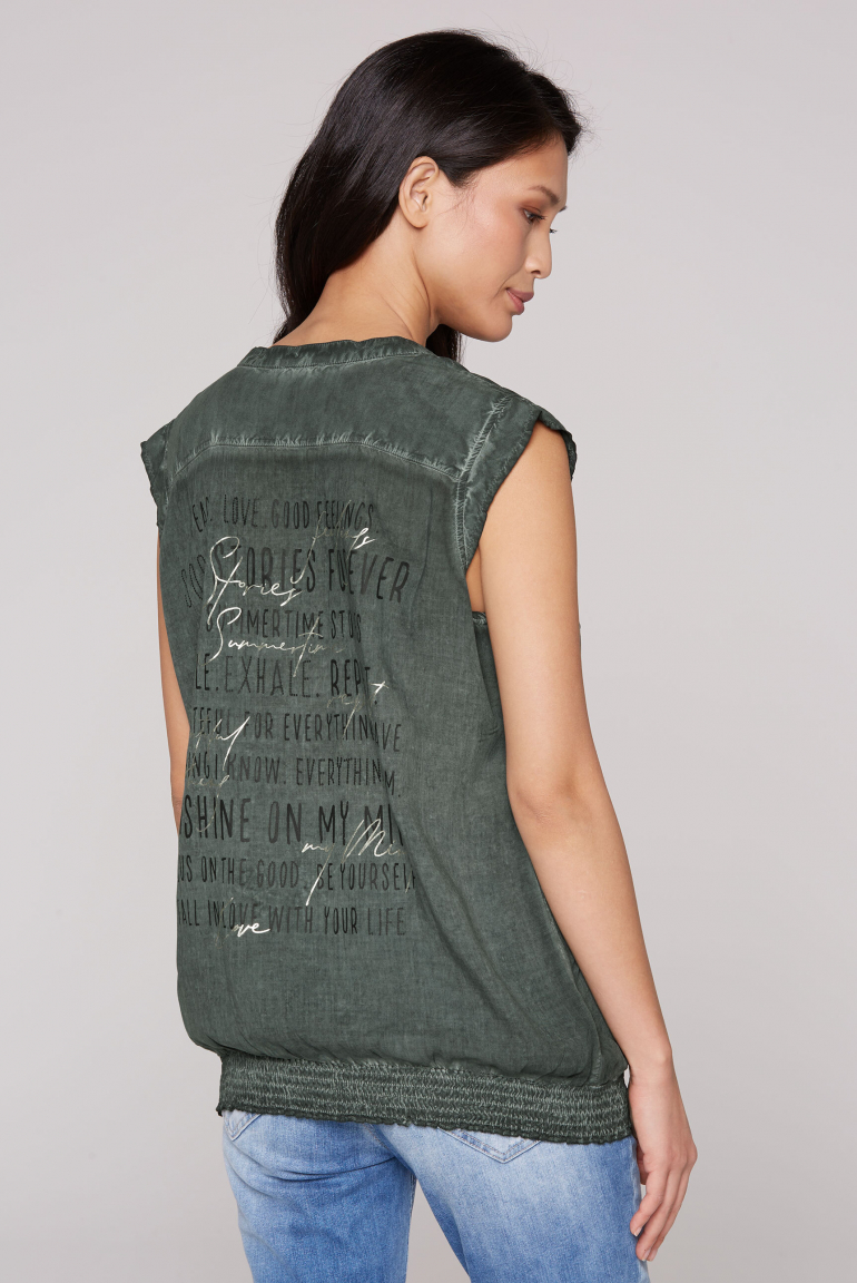 Ärmellose Bluse mit gesmoktem Saum und Rückenprint