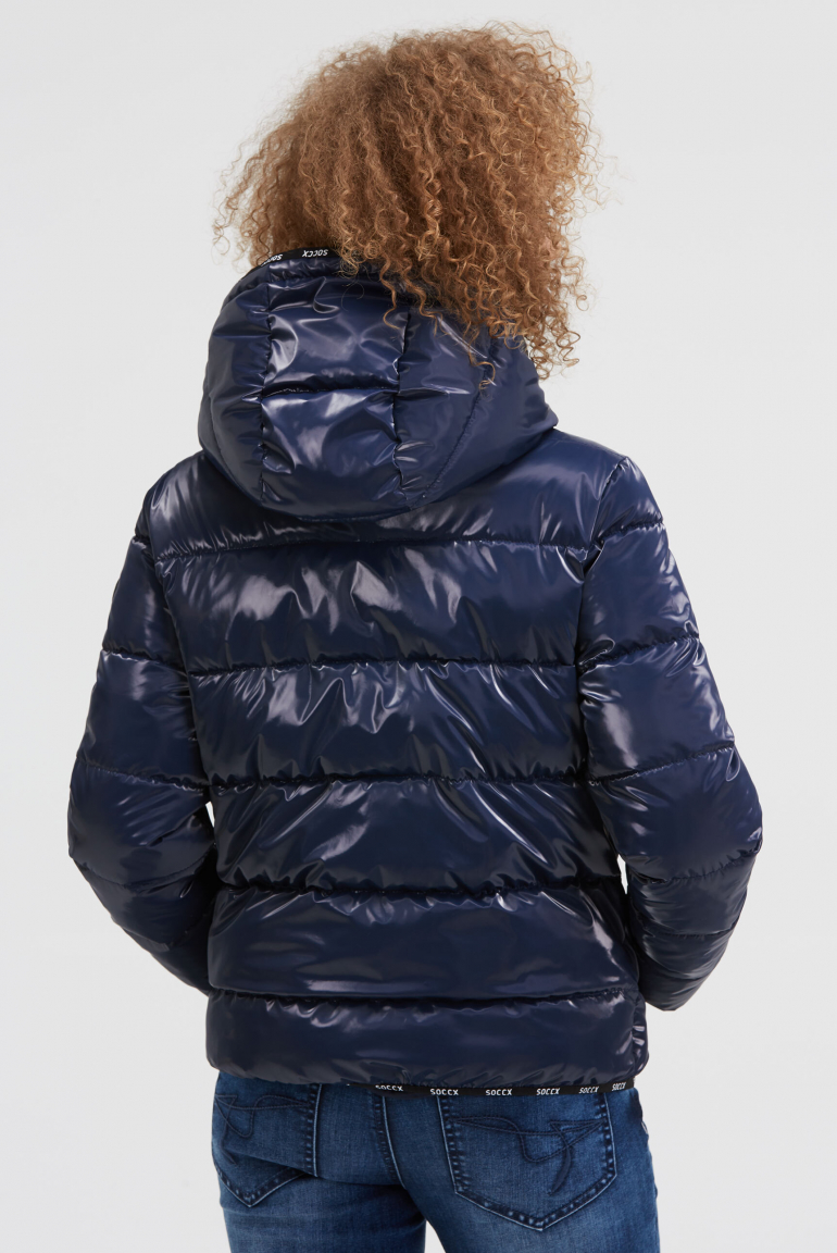 Glänzende Steppjacke mit Kapuze und Logo-Bändern