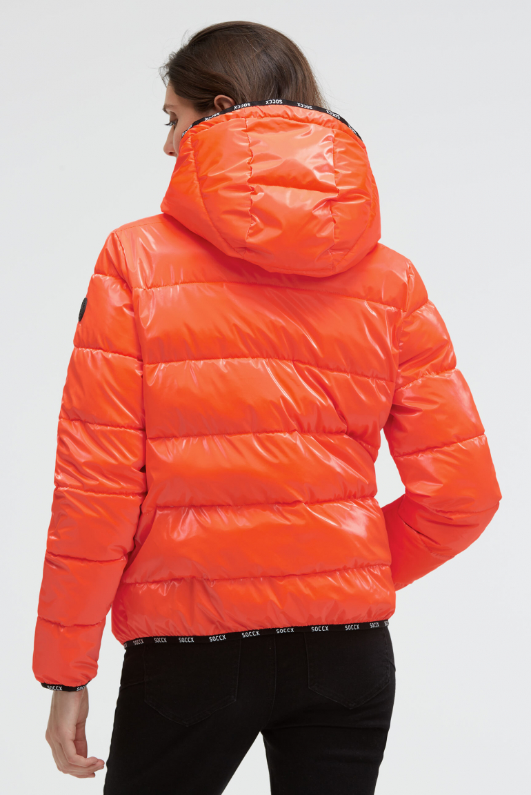 Glänzende Steppjacke mit Kapuze und Logo-Bändern