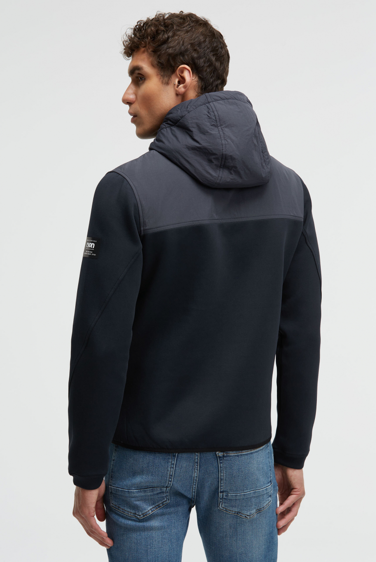 Kapuzenjacke im tonalen Materialmix