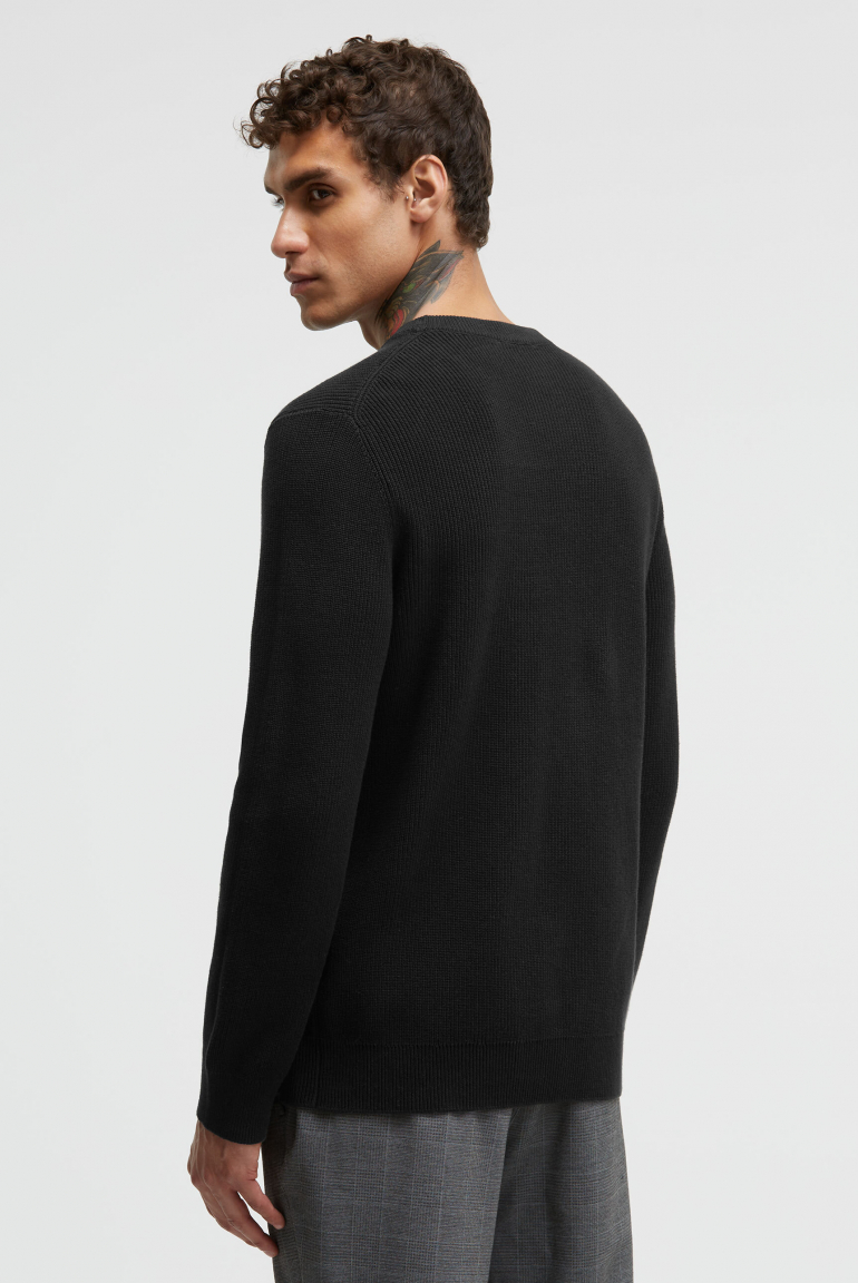 Klassischer Rundhalspullover