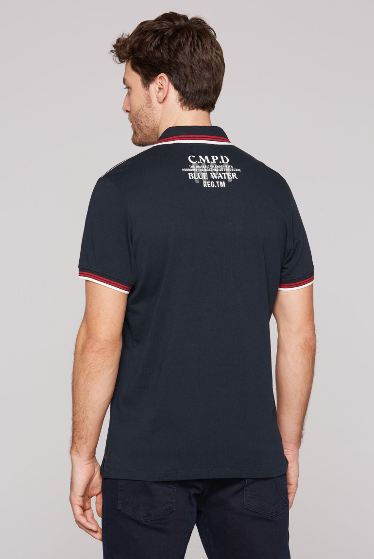 Kurzarmpolo mit Label-Applikationen