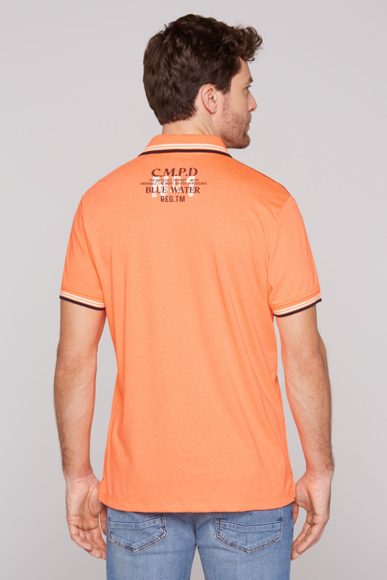 Kurzarmpolo mit Label-Applikationen