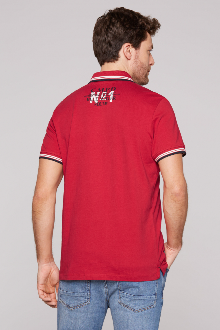 Kurzarmpolo mit Label-Applikationen