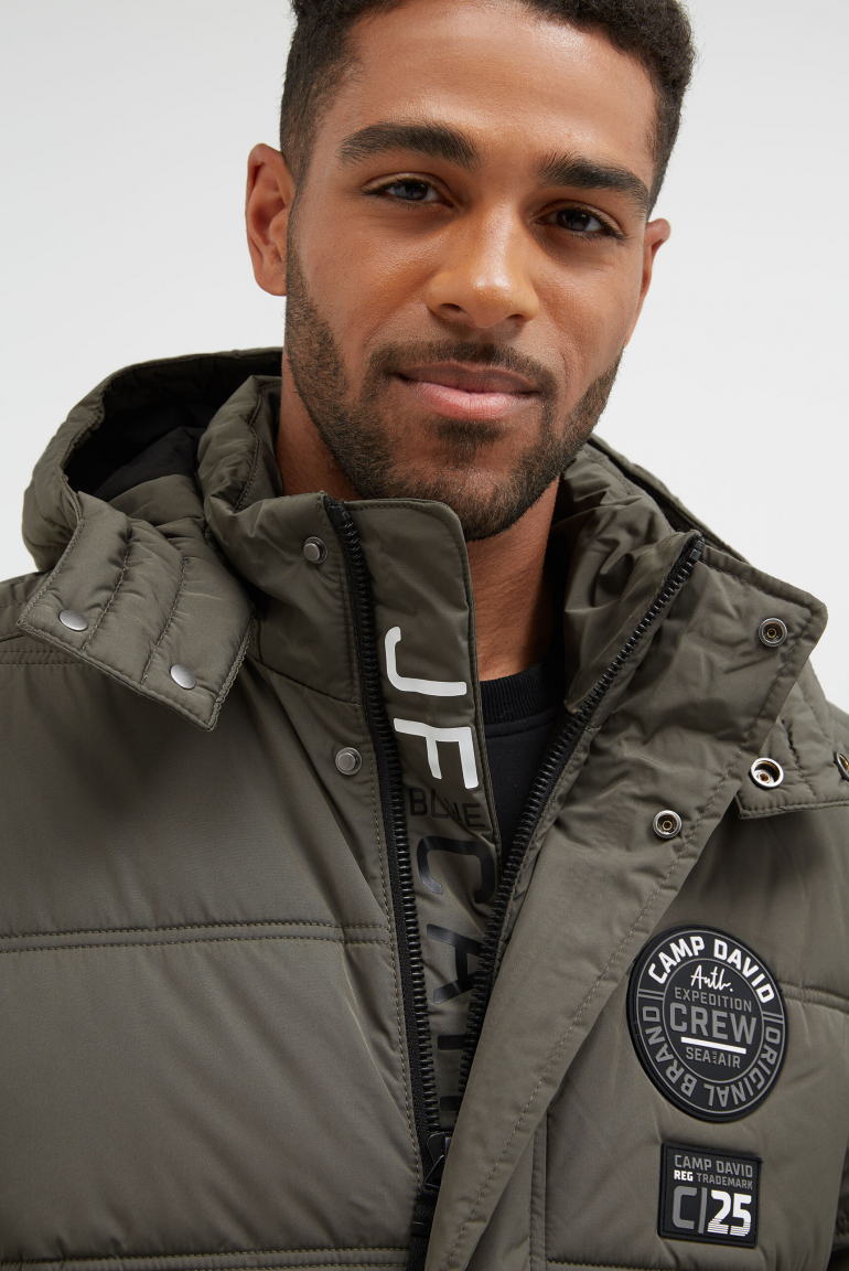 Lange Steppjacke mit Kapuze und Rücken-Artwork