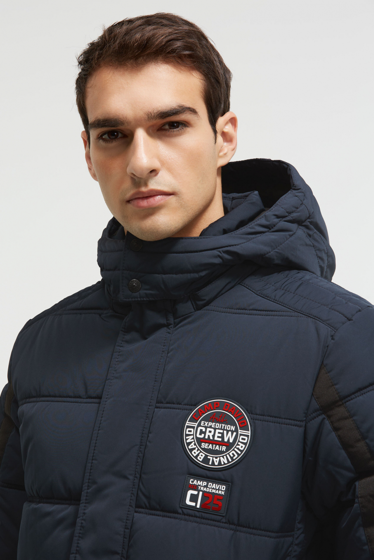 Lange Steppjacke mit Kapuze und Rücken-Artwork