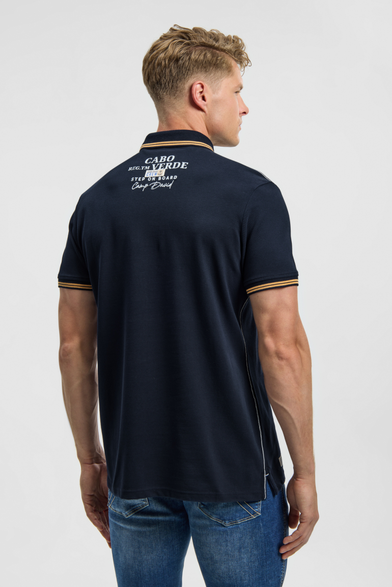 Pikee-Polo mit Label-Applikationen