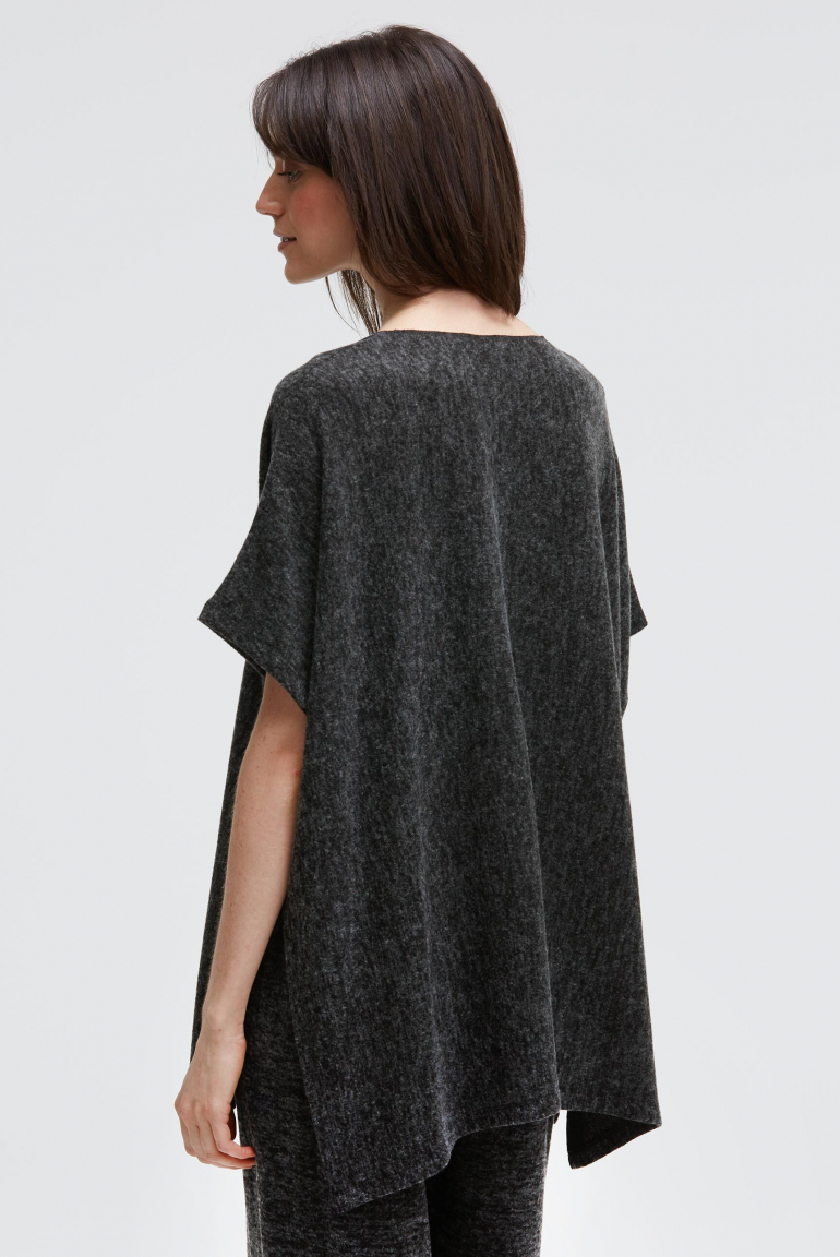 Poncho aus Flauschstrick mit Glimmer Print