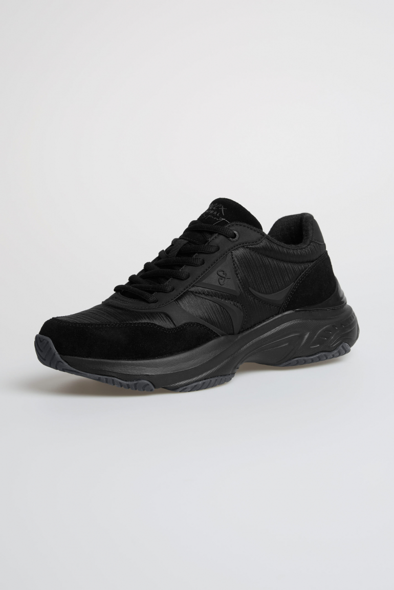 Sneaker Low im tonigen Materialmix