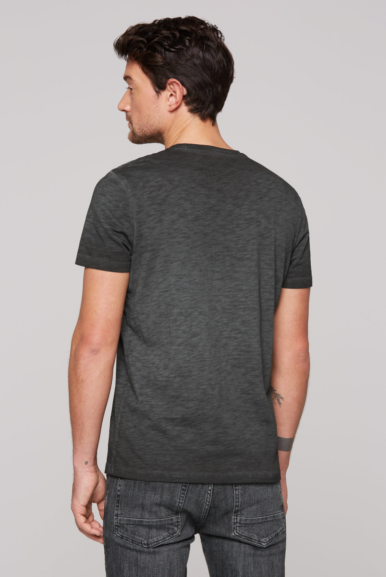 T-Shirt Inside Oil Dyed mit V-Neck und Print