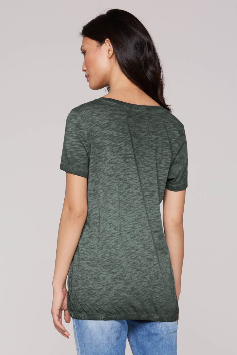 T-Shirt mit Gummizugsaum und Label Print