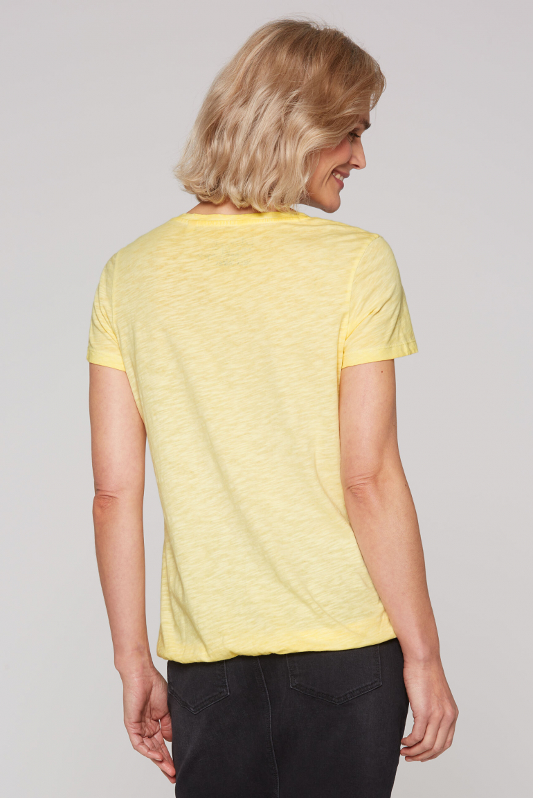T-Shirt mit Gummizugsaum und Label Print