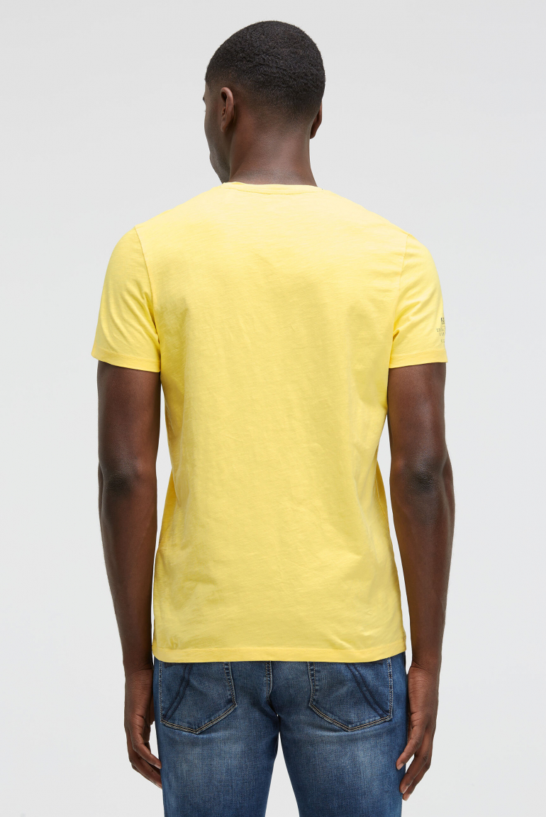 T-Shirt V-Neck mit Used Prints und Patches