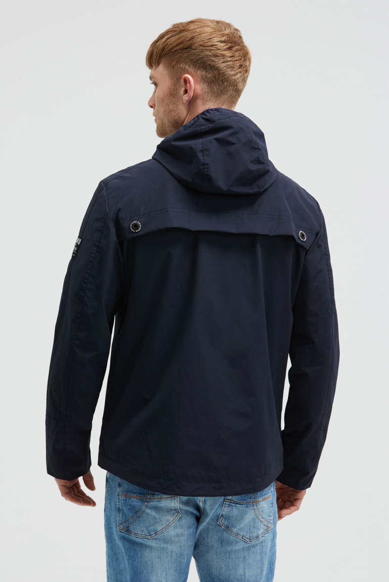 Wind- und Wetterjacke mit Kapuze